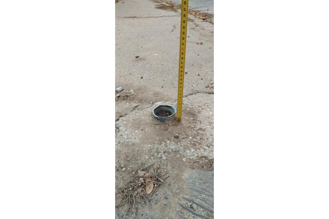 FOTO: Na jednej z ulíc v Trnave si dajte veľký pozor. Môžete sa zraniť na zvyškoch z dopravných značiek , foto 1