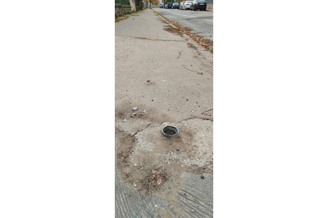FOTO: Na jednej z ulíc v Trnave si dajte veľký pozor. Môžete sa zraniť na zvyškoch z dopravných značiek , foto 2