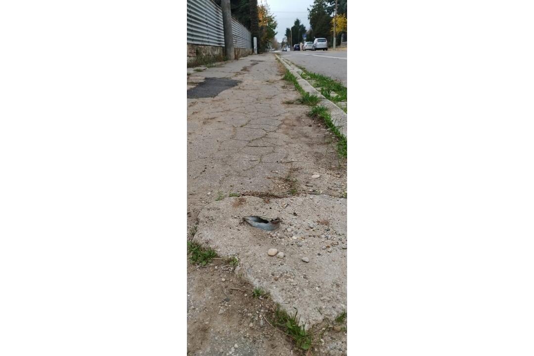 FOTO: Na jednej z ulíc v Trnave si dajte veľký pozor. Môžete sa zraniť na zvyškoch z dopravných značiek , foto 5