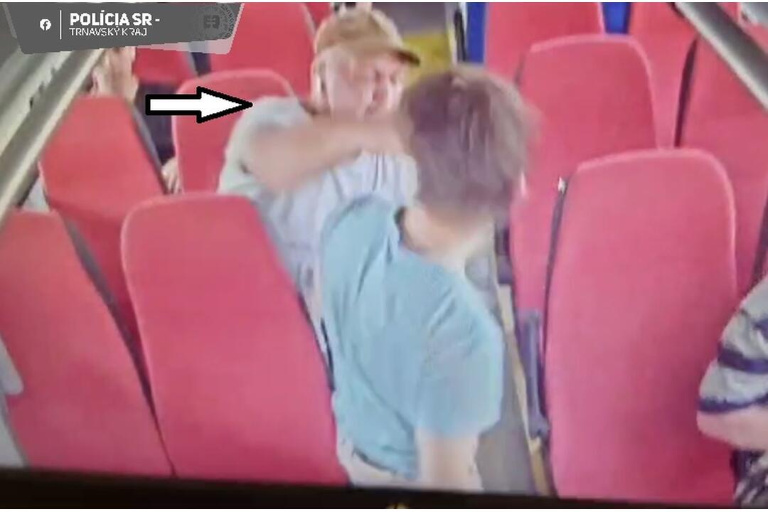 FOTO: Policajti zo Šamorína hľadajú muža, ktorý v autobuse napadol mladíka, foto 3