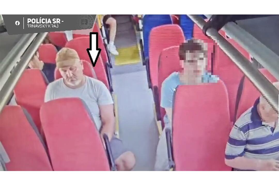 FOTO: Policajti zo Šamorína hľadajú muža, ktorý v autobuse napadol mladíka, foto 4