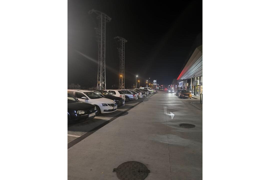 FOTO: Parkovanie na Linčianskej spoplatnili, ľudia parkujú pred obchodným domom, foto 1