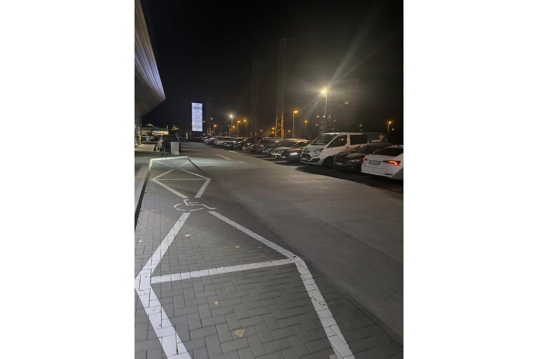 FOTO: Parkovanie na Linčianskej spoplatnili, ľudia parkujú pred obchodným domom, foto 2