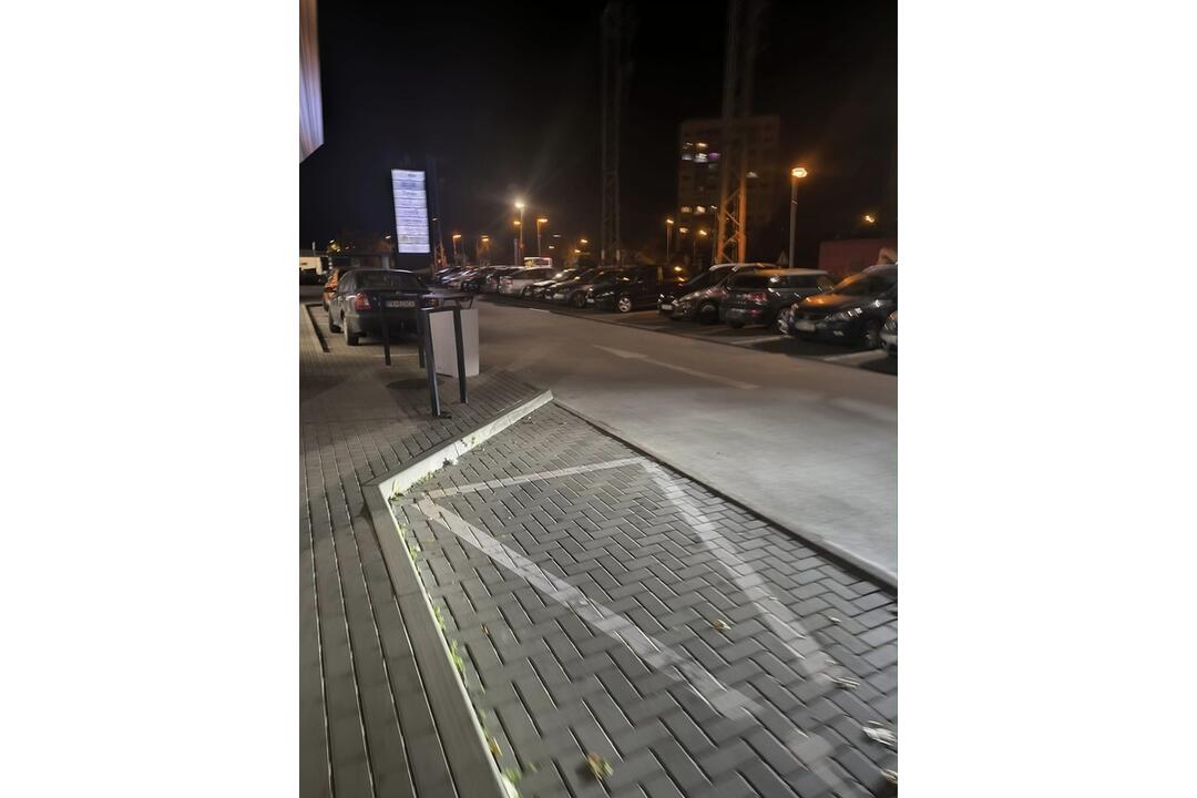 FOTO: Parkovanie na Linčianskej spoplatnili, ľudia parkujú pred obchodným domom, foto 3