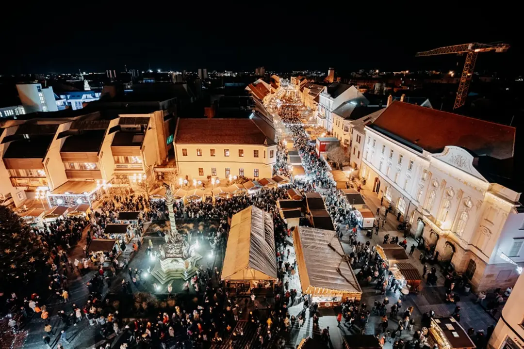 FOTO: Anjelský sprievod rozsvietil vianočný stromček v Trnave, foto 12