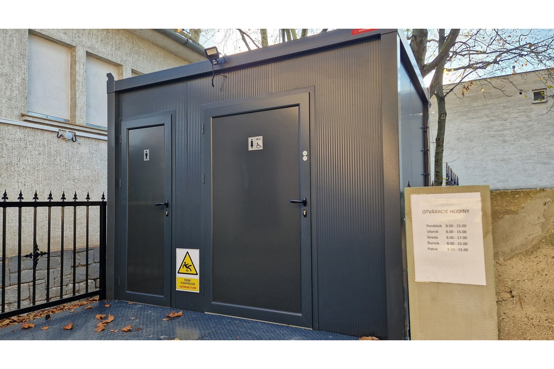 FOTO: V Piešťanoch pribudli verejné toalety. Kde ich nájdete a aký je poplatok?, foto 3