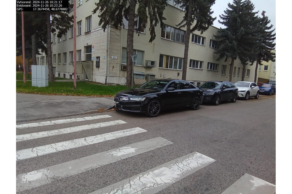 FOTO: Senickí policajti upozorňujú, že za takéto parkovanie dostanete pokutu, foto 4