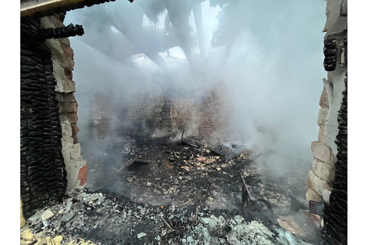 FOTO: V Sobotišti horel dom. Požiar spôsobil výbuch kotla, foto 5