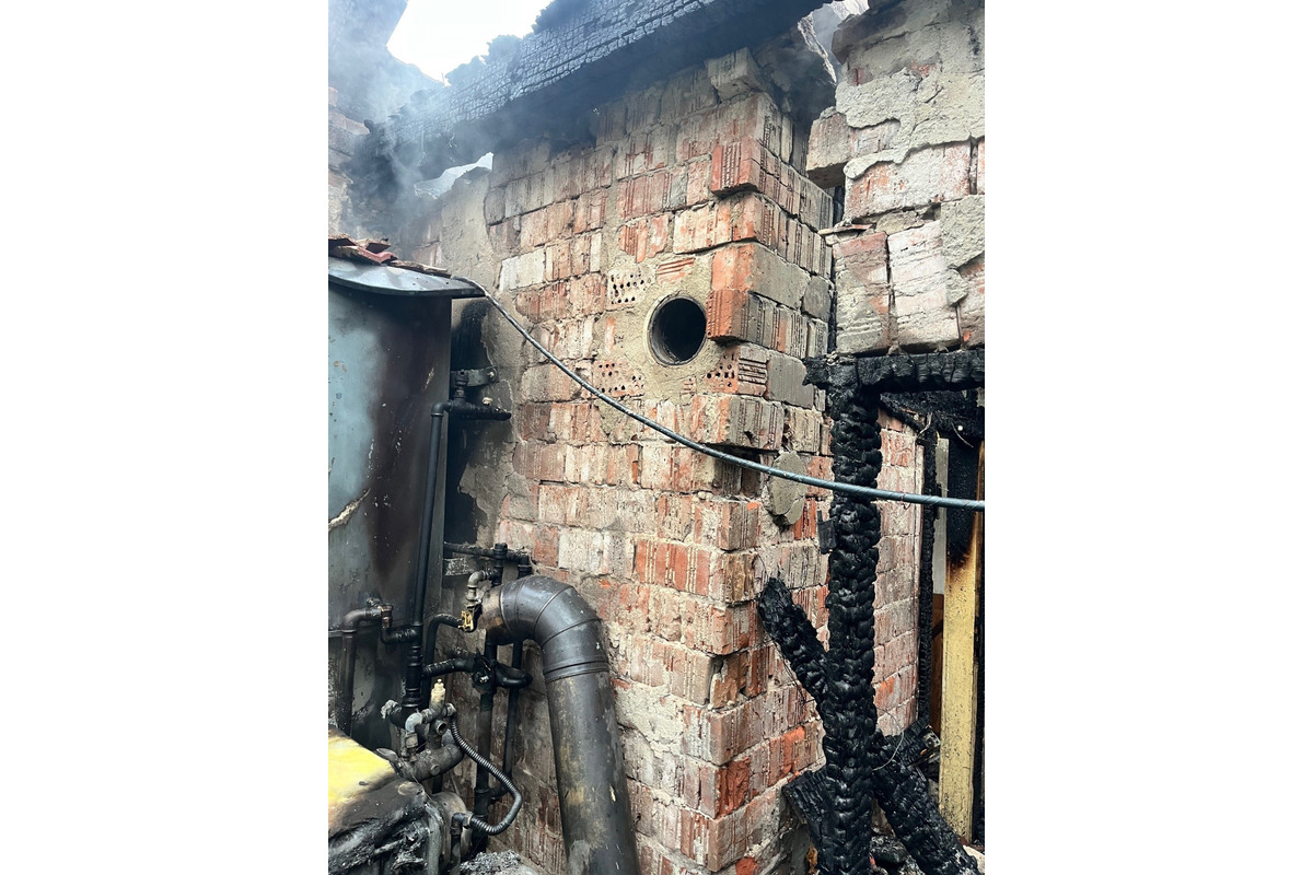 FOTO: V Sobotišti horel dom. Požiar spôsobil výbuch kotla, foto 8