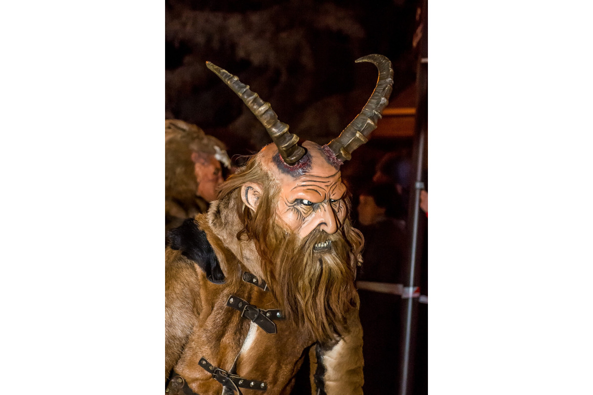 FOTO: Čertovský večer v Skalici. Ulicami sa premávalo 130 krampusov, foto 6