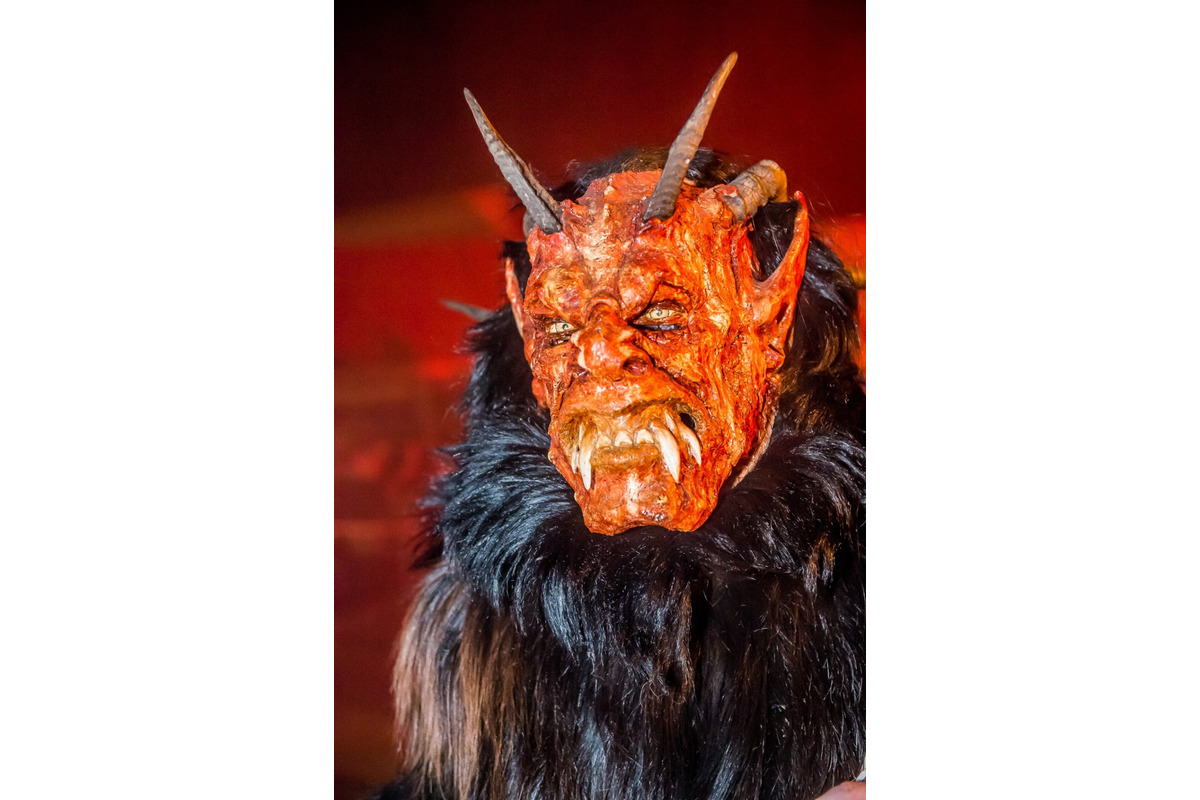 FOTO: Čertovský večer v Skalici. Ulicami sa premávalo 130 krampusov, foto 11