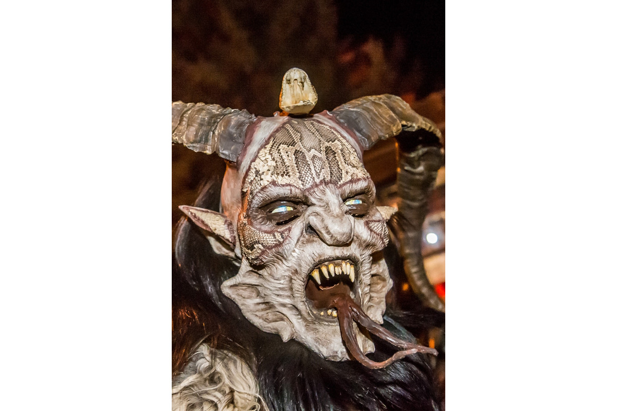 FOTO: Čertovský večer v Skalici. Ulicami sa premávalo 130 krampusov, foto 12