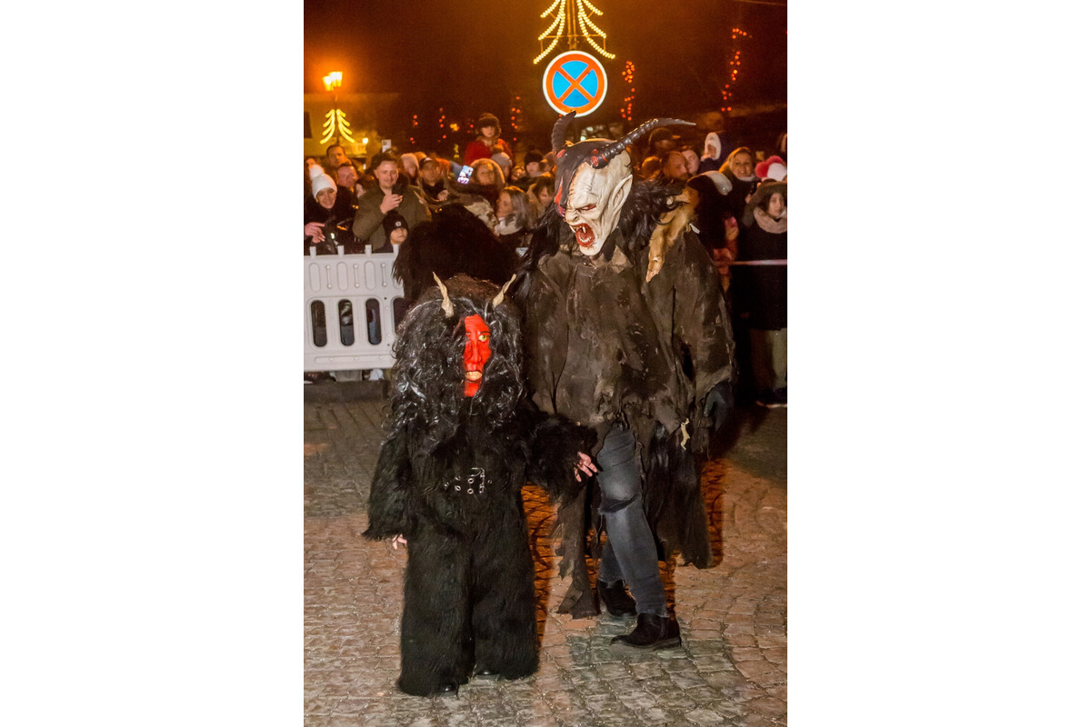 FOTO: Čertovský večer v Skalici. Ulicami sa premávalo 130 krampusov, foto 14