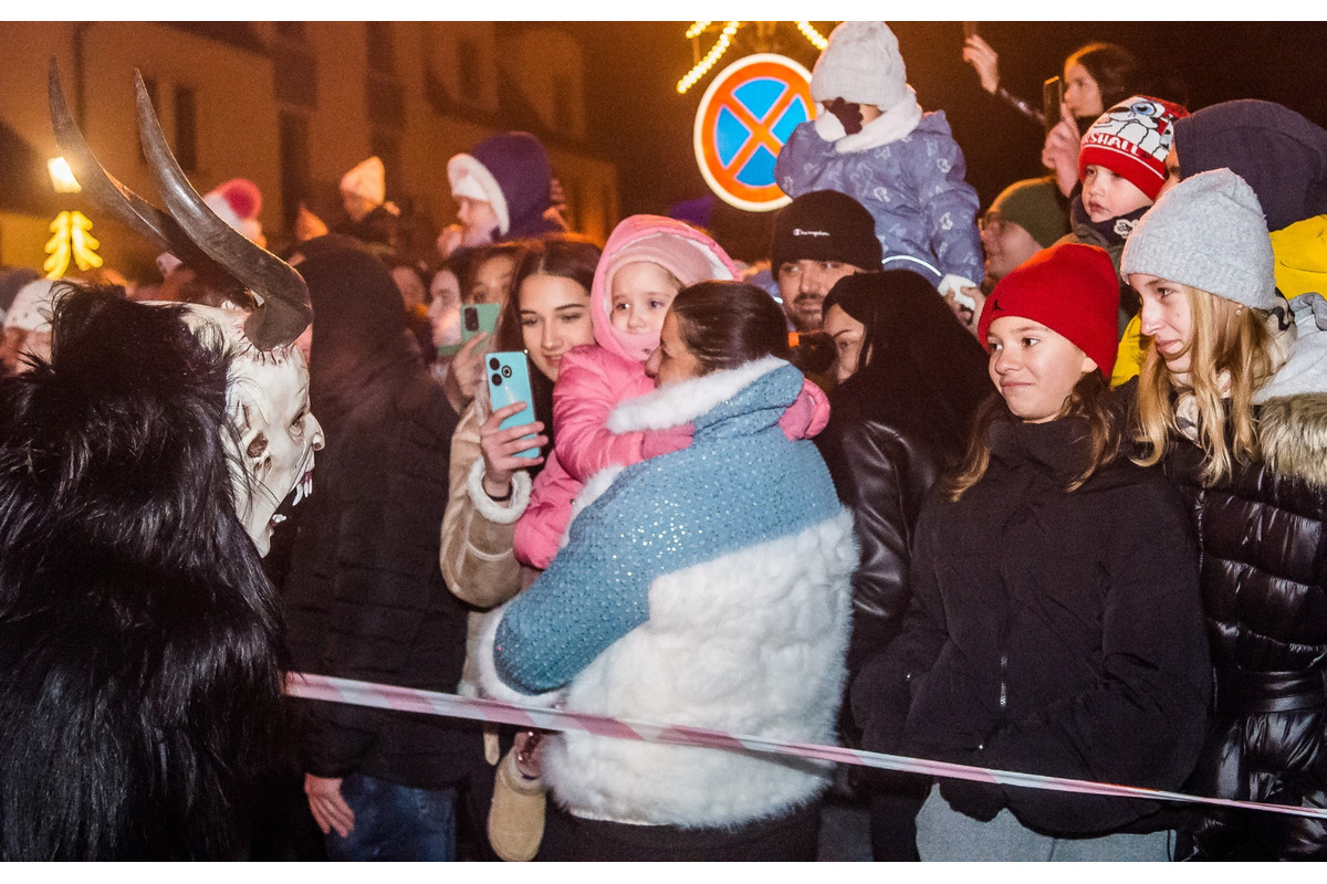 FOTO: Čertovský večer v Skalici. Ulicami sa premávalo 130 krampusov, foto 15