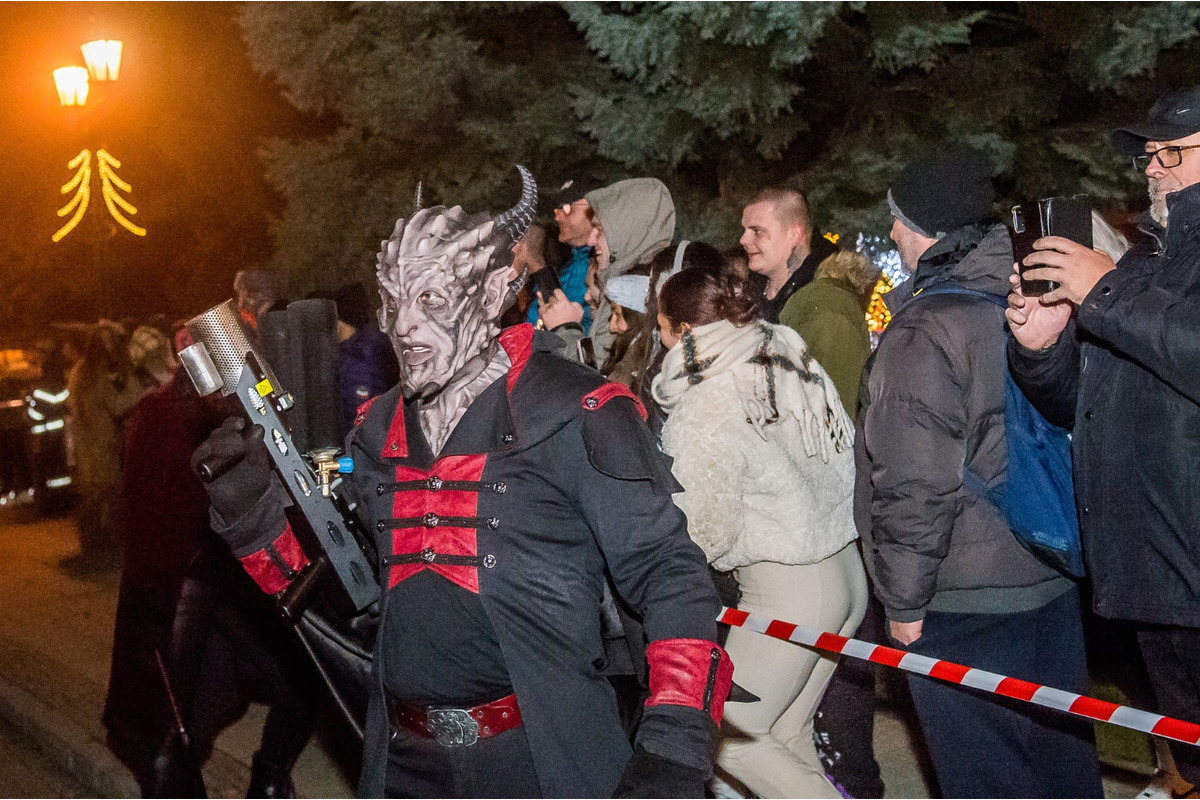 FOTO: Čertovský večer v Skalici. Ulicami sa premávalo 130 krampusov, foto 17