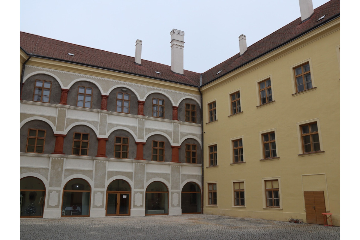 FOTO: Obnovená stena na nádvorí Hlohovského zámku, foto 2