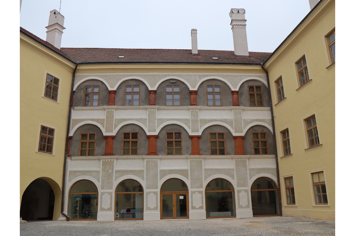 FOTO: Obnovená stena na nádvorí Hlohovského zámku, foto 4