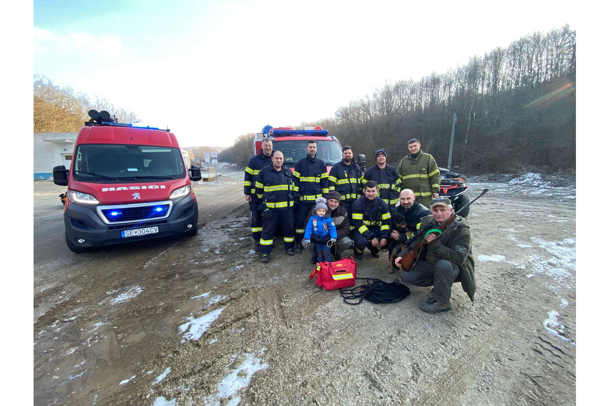 FOTO: Dobrovoľní hasiči zachránili psíka v núdzi, foto 2