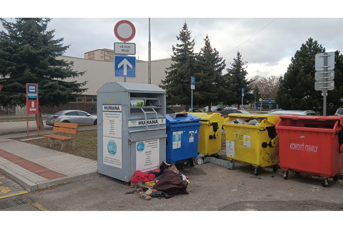 FOTO: V Senici niekto rabuje a ničí kontajnery od Ekocharity, foto 1