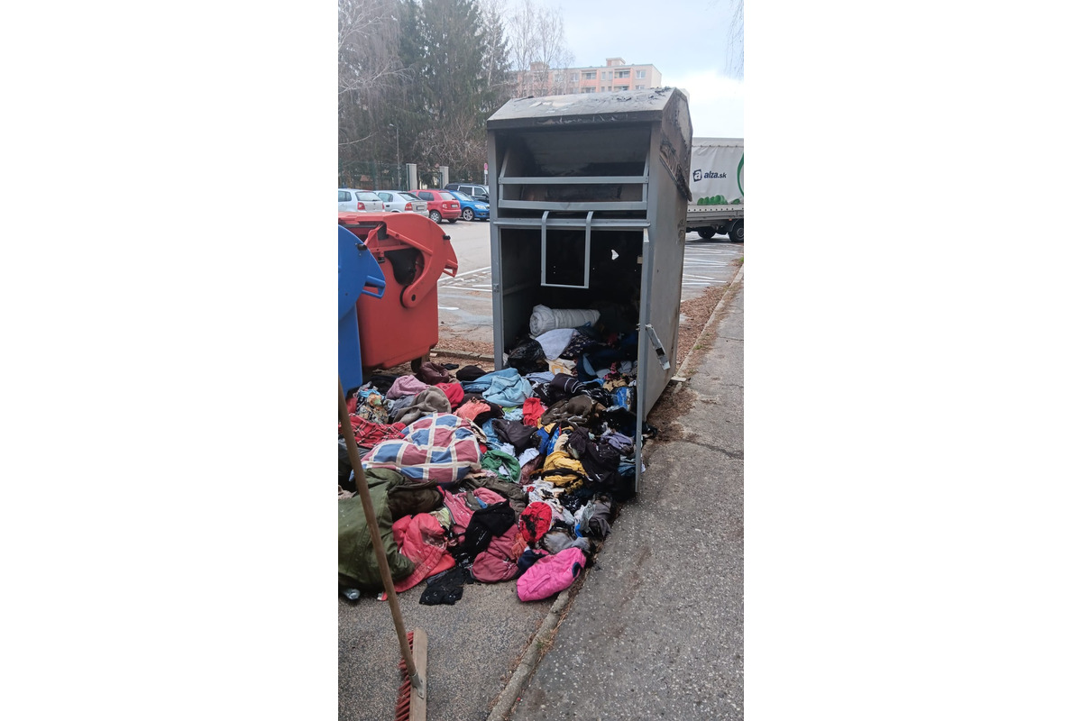 FOTO: V Senici niekto rabuje a ničí kontajnery od Ekocharity, foto 2
