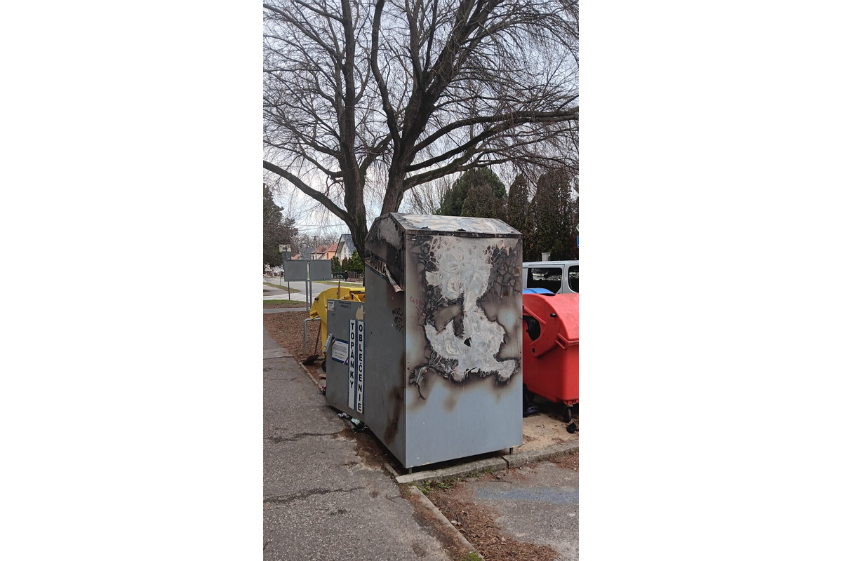 FOTO: V Senici niekto rabuje a ničí kontajnery od Ekocharity, foto 3