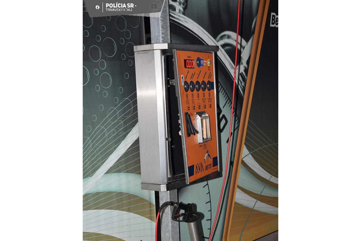 FOTO: Zlodeji vykrádali autoumývarne v Dunajskej Strede. Polícia hľadá páchateľa, foto 1