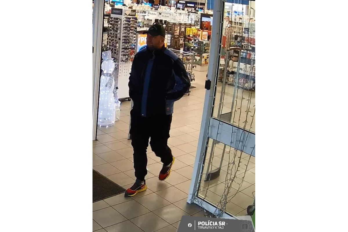 FOTO: Spoznávate muža na fotografiách? Trnavskej polícii by mohol pomôcť objasniť krádež, foto 3