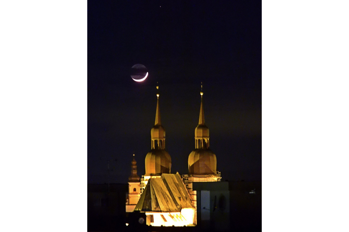FOTO: Trnava Bazilika sv. Mikuláša a dorastajúci Mesiac, foto 1
