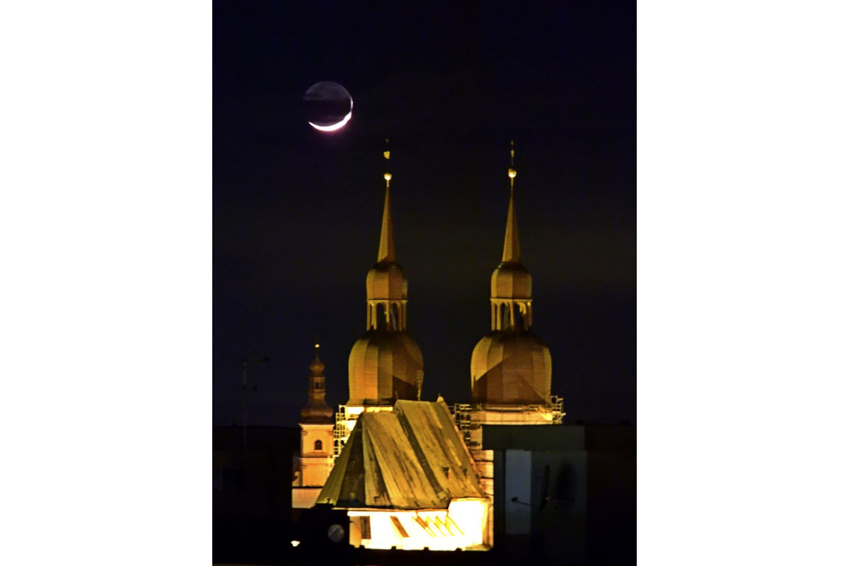 FOTO: Trnava Bazilika sv. Mikuláša a dorastajúci Mesiac, foto 2
