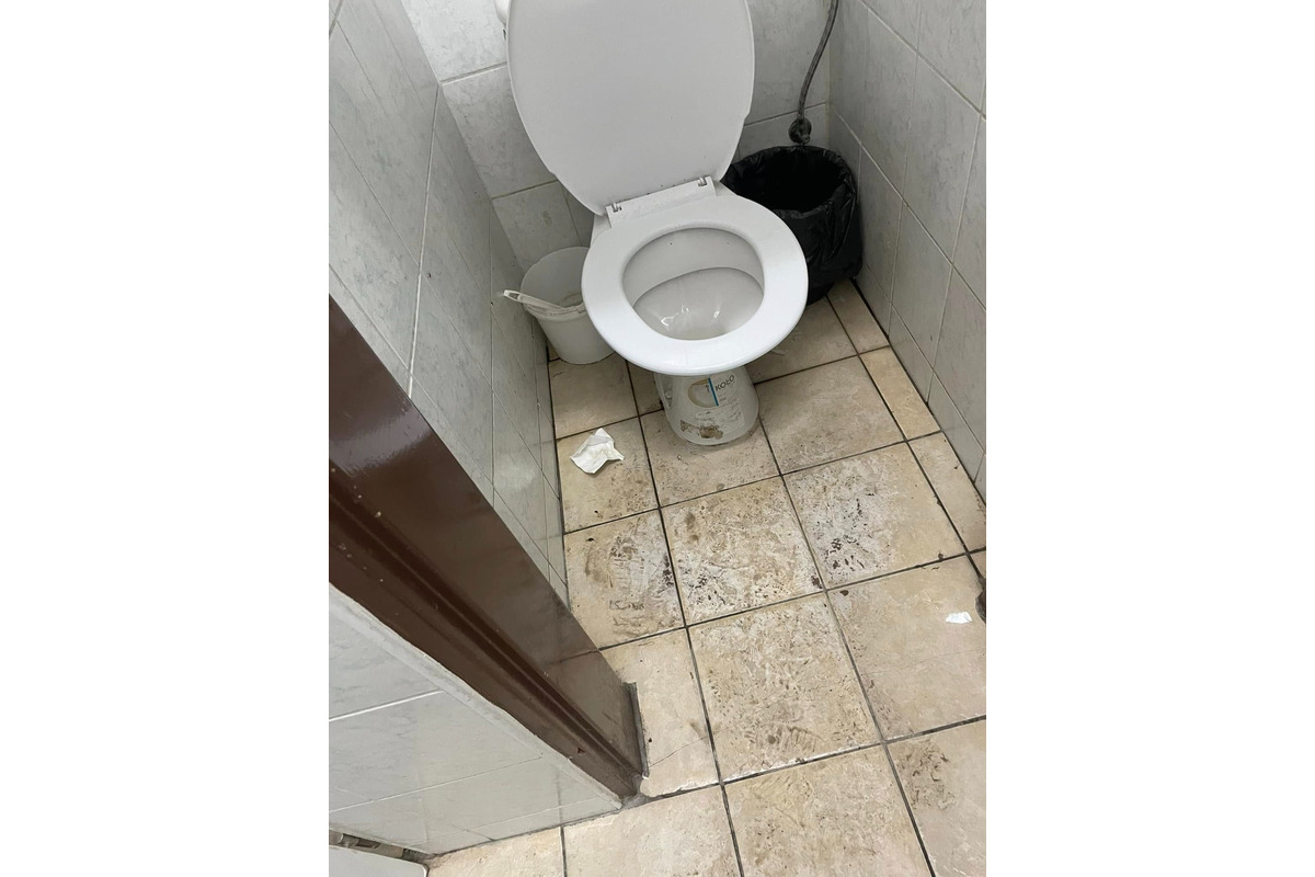 FOTO: Stav toaliet na poliklinike v Trnave, foto 1