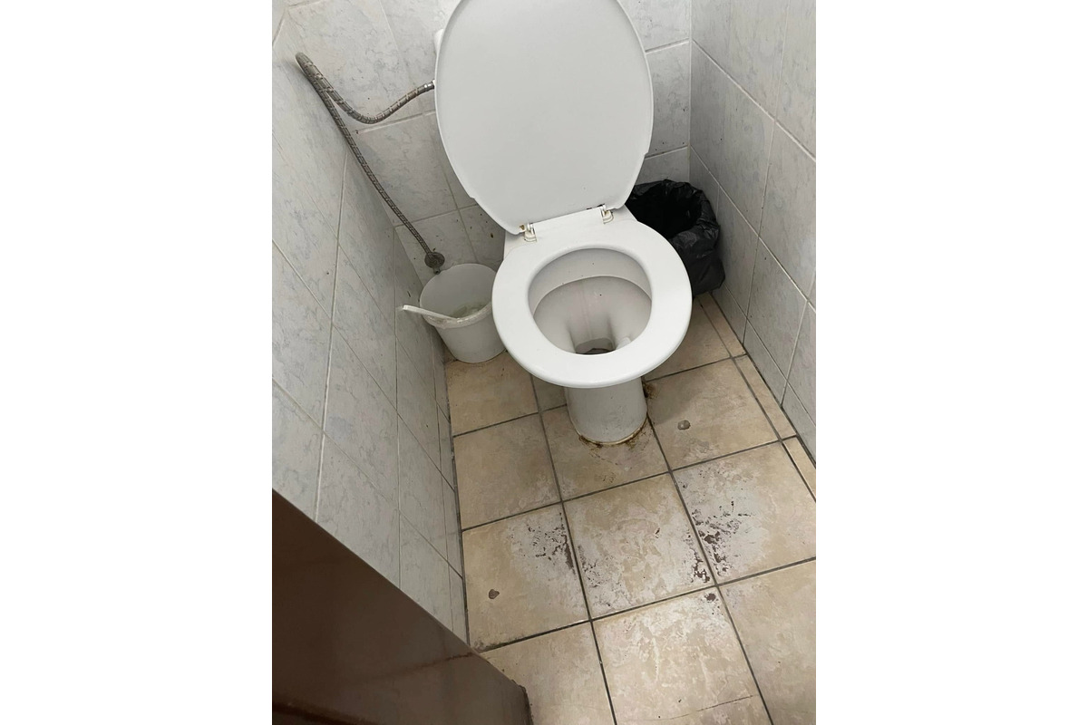 FOTO: Stav toaliet na poliklinike v Trnave, foto 2