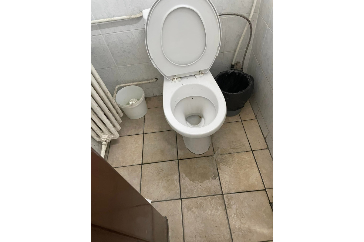 FOTO: Stav toaliet na poliklinike v Trnave, foto 3