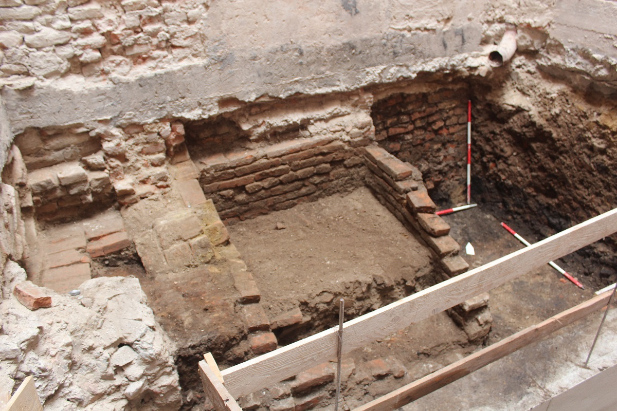 FOTO: Archeológovia objavili v Trnave počas obnovy Prachárne kus skrytej histórie, foto 1