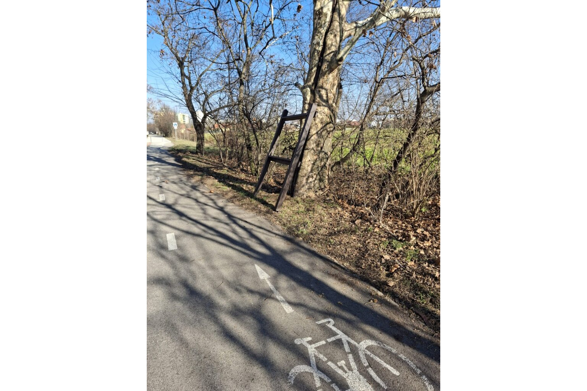 FOTO: Poškodené informačné tabule pri ceste Négyeseki, foto 2