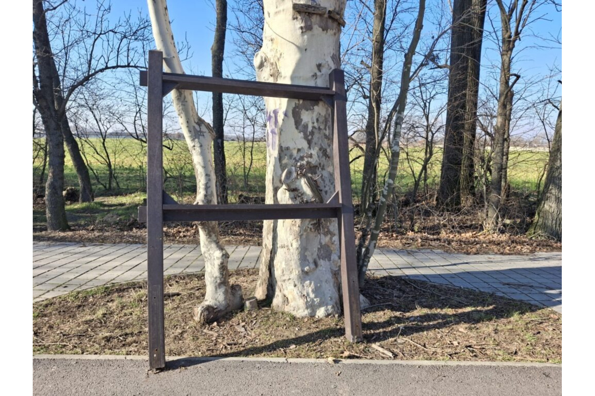 FOTO: Poškodené informačné tabule pri ceste Négyeseki, foto 3