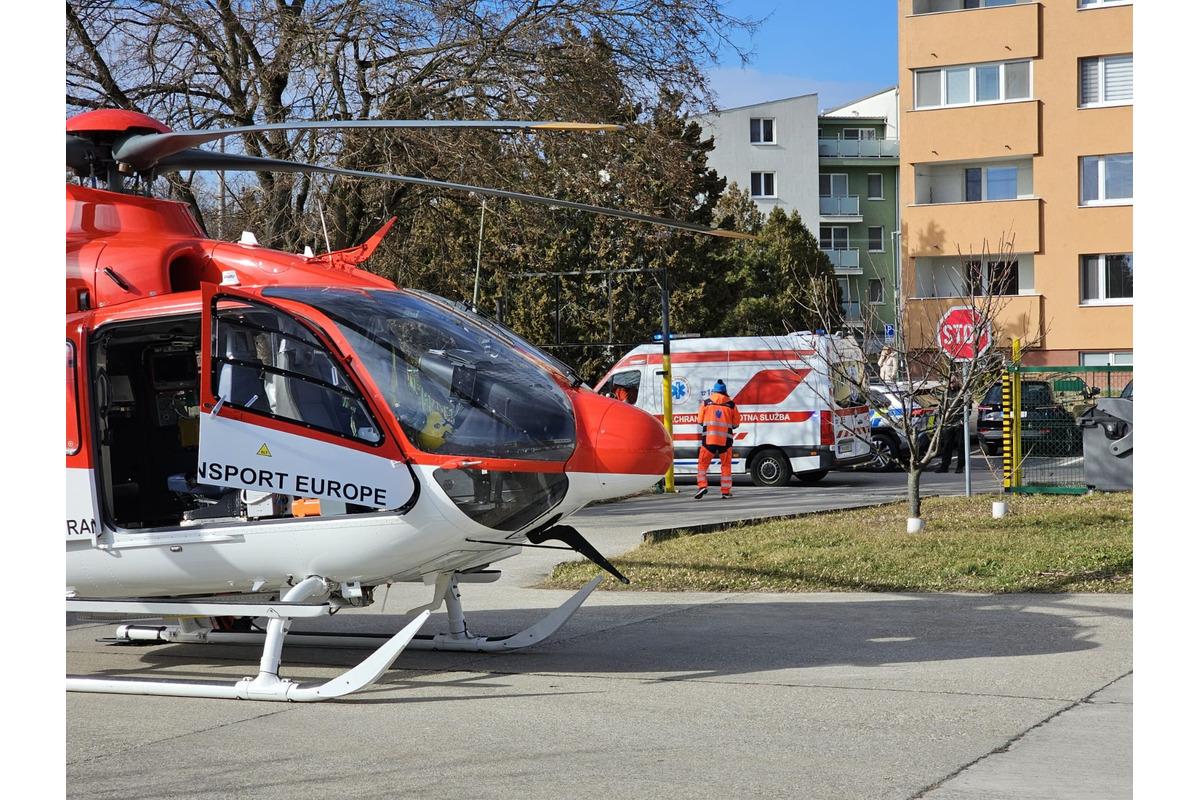FOTO: Záchranári pomáhali mužovi, ktorý spadol zo stromu, foto 1