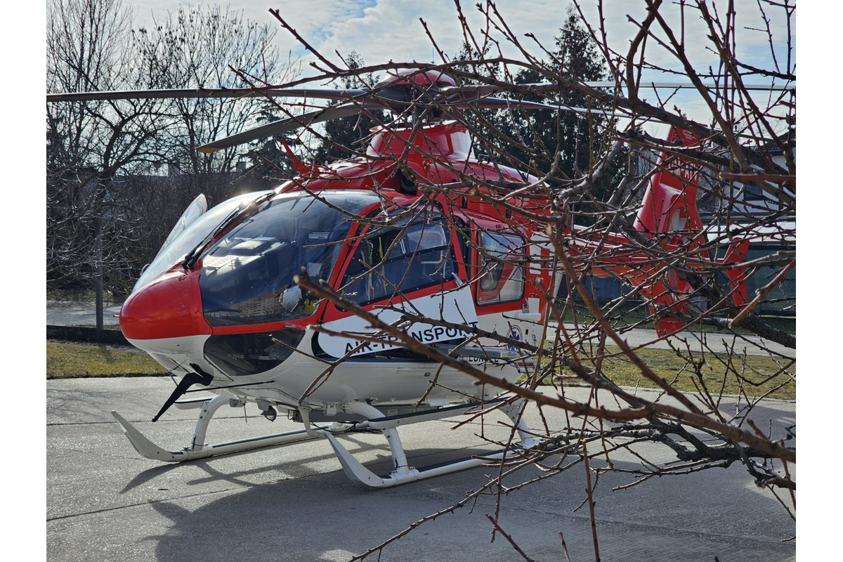 FOTO: Záchranári pomáhali mužovi, ktorý spadol zo stromu, foto 2