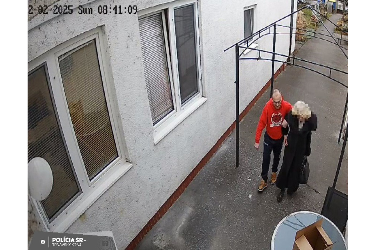 FOTO: Polícia hľadá tohto muža a svedkov nehody v Hlohovci, foto 1