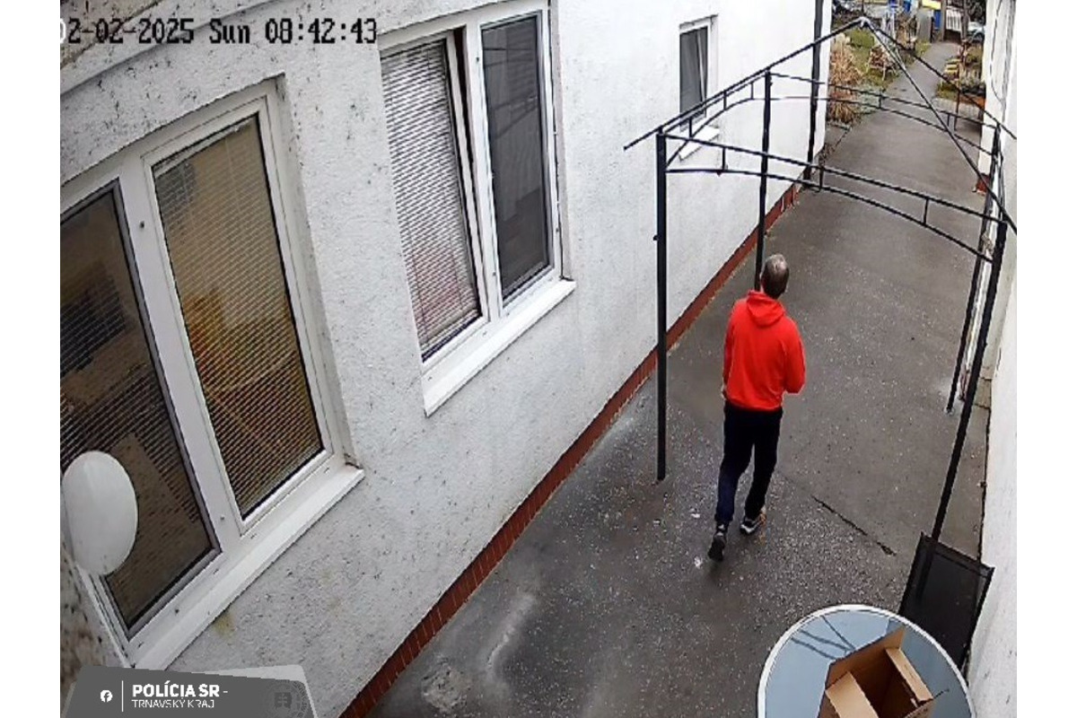 FOTO: Polícia hľadá tohto muža a svedkov nehody v Hlohovci, foto 3