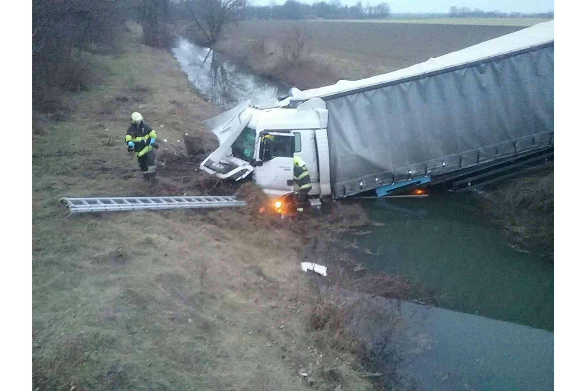 FOTO: Dopravná nehoda kamiónu na D1, foto 1