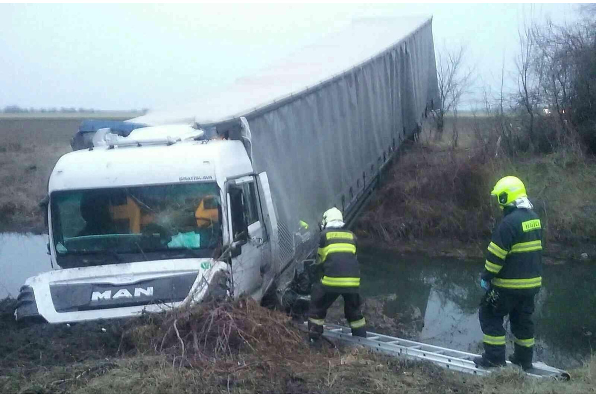 FOTO: Dopravná nehoda kamiónu na D1, foto 2