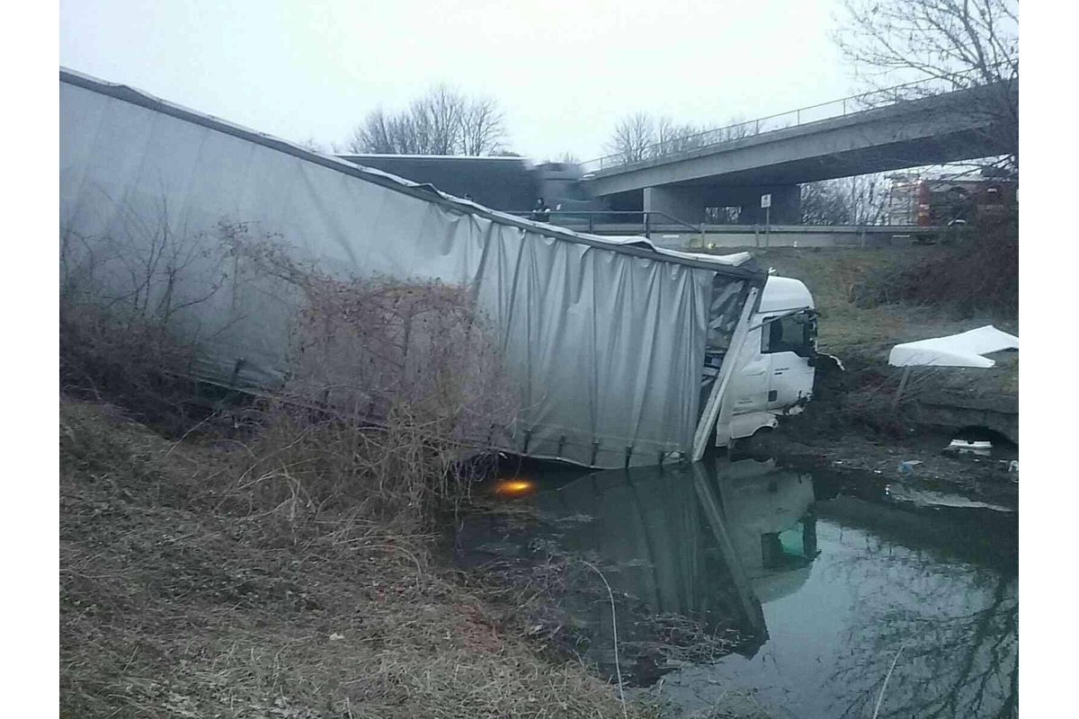 FOTO: Dopravná nehoda kamiónu na D1, foto 3