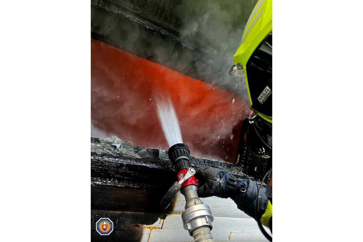 FOTO: Požiar rekreačnej chaty v Cerovej a požiar auta vo Veľkom Grobe, foto 3