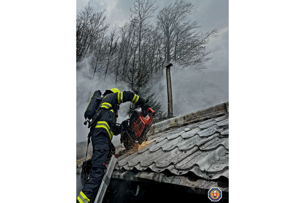 FOTO: Požiar rekreačnej chaty v Cerovej a požiar auta vo Veľkom Grobe, foto 4