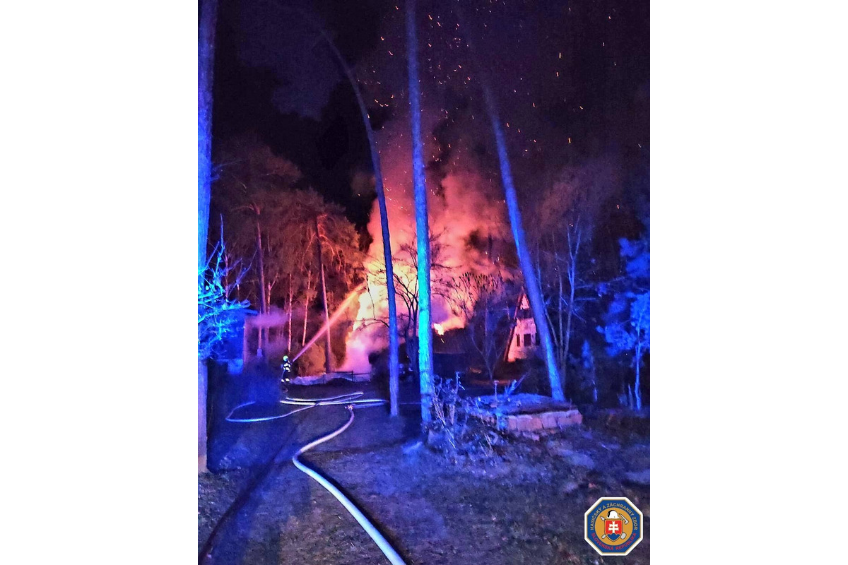 FOTO: Požiar chaty v lokalite Tomky v obci Borský Svätý Jur, foto 1