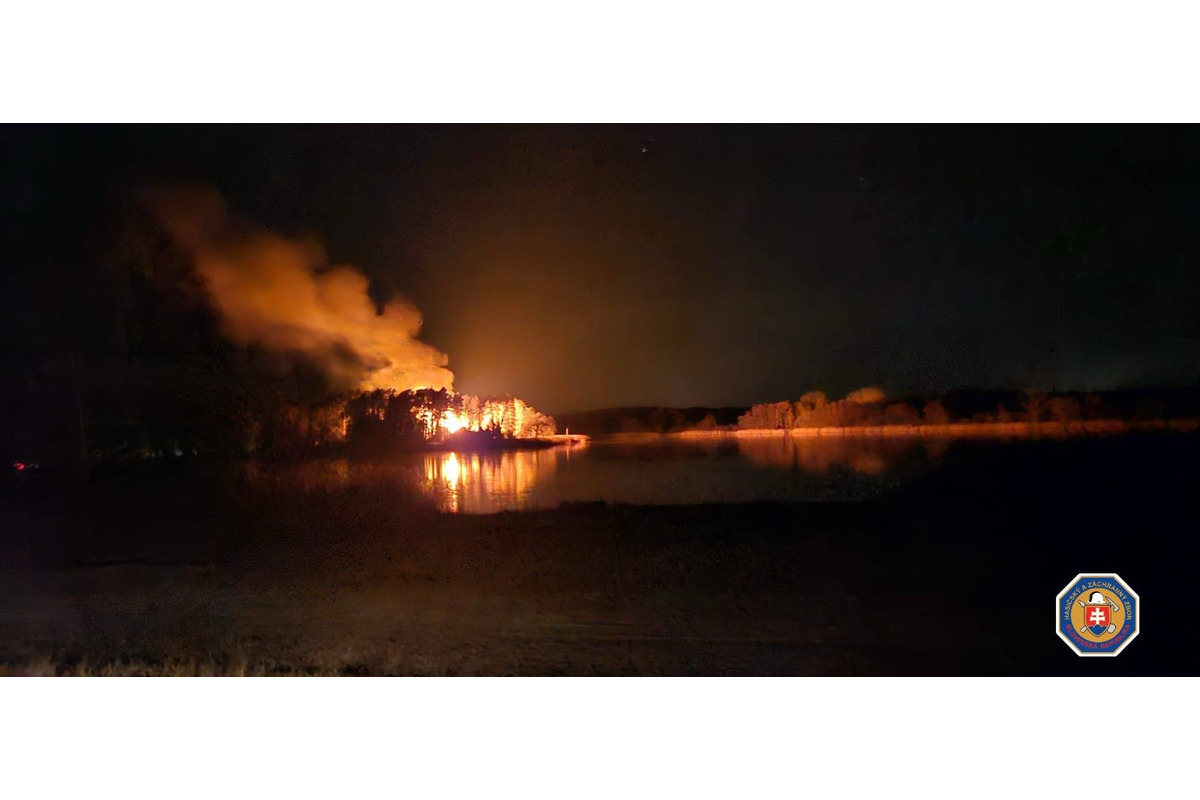 FOTO: Požiar chaty v lokalite Tomky v obci Borský Svätý Jur, foto 2