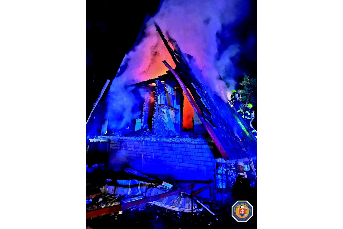 FOTO: Požiar chaty v lokalite Tomky v obci Borský Svätý Jur, foto 3