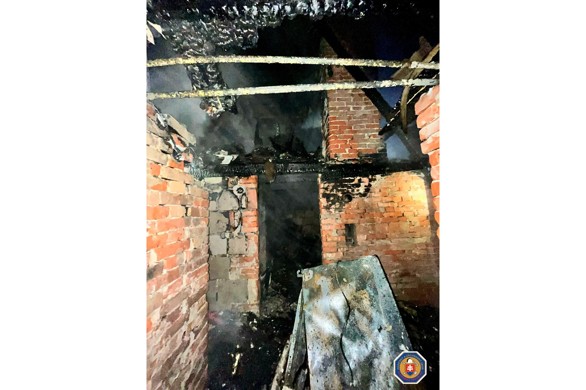 FOTO: Požiar chaty v lokalite Tomky v obci Borský Svätý Jur, foto 4