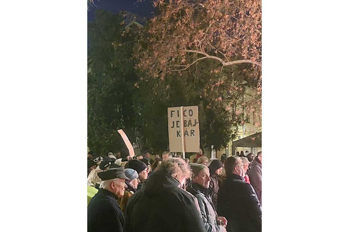 FOTO: Námestia v Trnavskom kraji sa opäť zaplnili. Občania si pripomenuli pamiatku na Jána a Martiny, foto 1