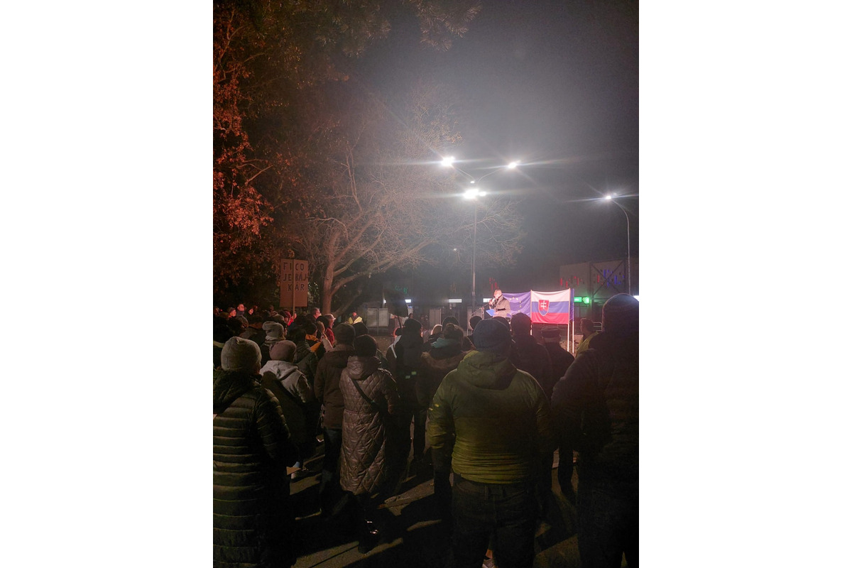 FOTO: Námestia v Trnavskom kraji sa opäť zaplnili. Občania si pripomenuli pamiatku na Jána a Martiny, foto 2